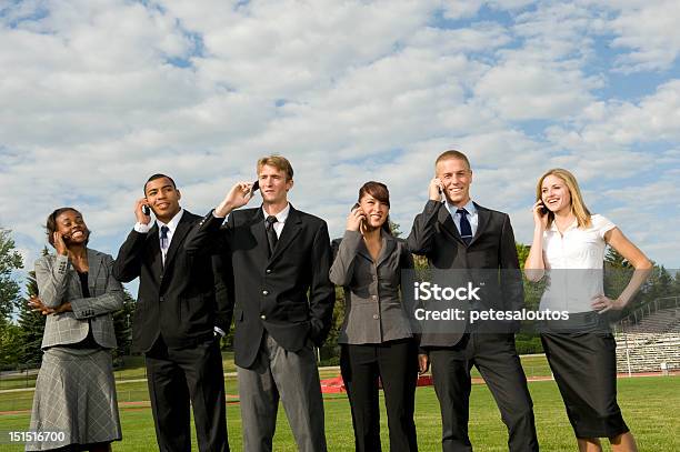 Foto de Grupo De Empresários Em Seus Telefones Celulares e mais fotos de stock de Adulto - Adulto, Amizade, Branco