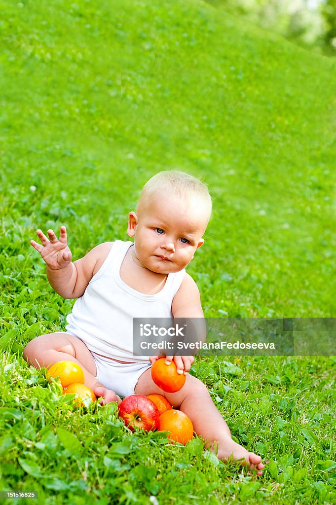 Bebê na grama com laranjas - Royalty-free Ao Ar Livre Foto de stock