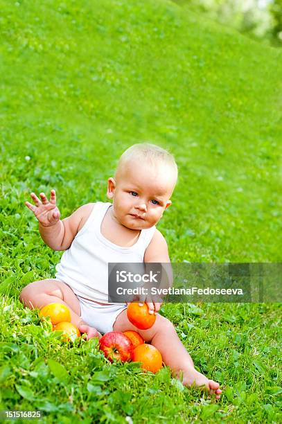 Bebê Na Grama Com Laranjas - Fotografias de stock e mais imagens de Ao Ar Livre - Ao Ar Livre, Bebé, Beleza
