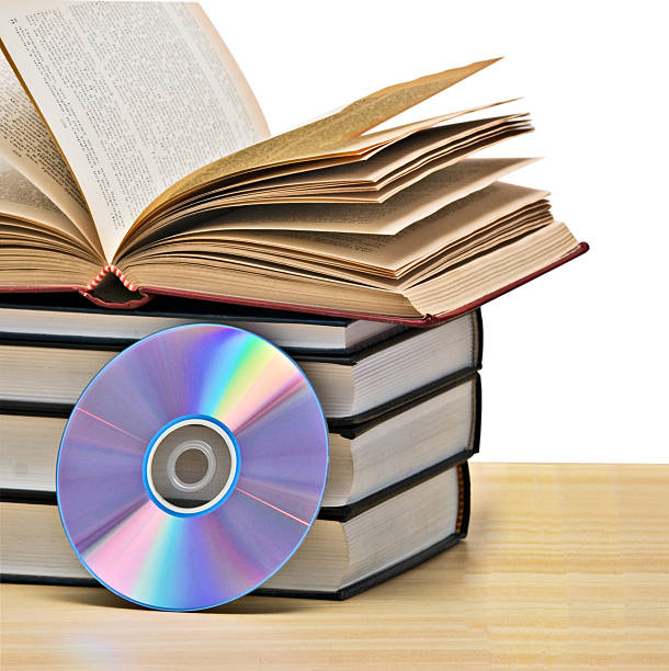 pile de livres et de dvd - dvd obsolete cd cd rom photos et images de collection