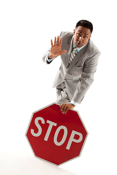 Hombre de negocios con la señal de pare (stop) - foto de stock