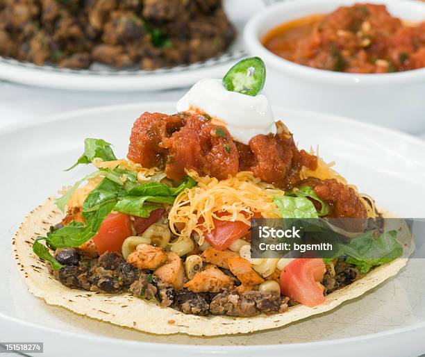Tostada Mexicana Gourmet O Taco La Cena Foto de stock y más banco de imágenes de Alimento - Alimento, Bandeja, Burrito - Alimento