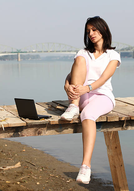 menina com laptop1 - wireles - fotografias e filmes do acervo