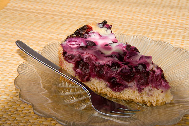 Pastel de arándano en un plato - foto de stock