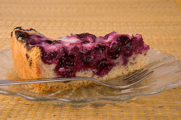 Pastel de arándano en un plato - foto de stock