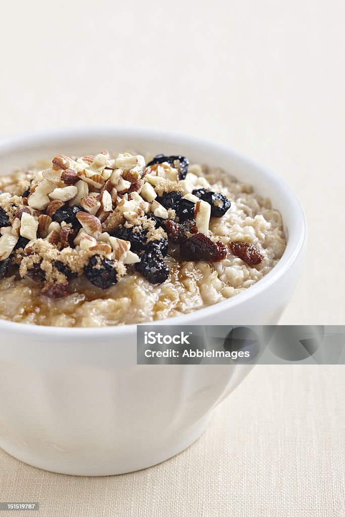 Haferbrei mit braunem Zucker, Mandeln und Rosinen - Lizenzfrei Brauner Zucker Stock-Foto