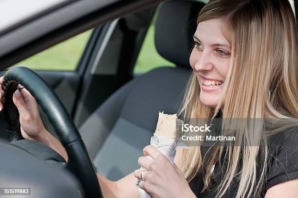 Retrato De Joven Mujer Comiendo Al Conducir Coches Foto de stock y más banco de imágenes de Coche - Coche, Comer, Adolescente