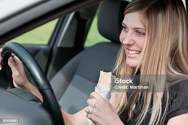 若い女性のポートレートお車を運転 - 自動車のストックフォトや画像を多数ご用意 - 自動車, 食べる, ティーンエイジャー