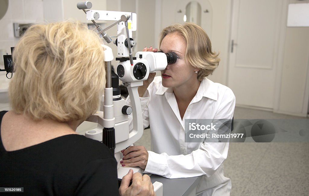 Médecin examine un patient dans laboratoire ophthalmology - Photo de Adulte libre de droits