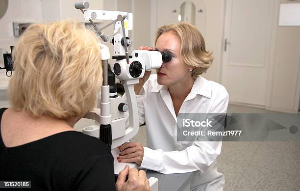 Photo libre de droit de Médecin Examine Un Patient Dans Laboratoire Ophthalmology banque d'images et plus d'images libres de droit de Adulte