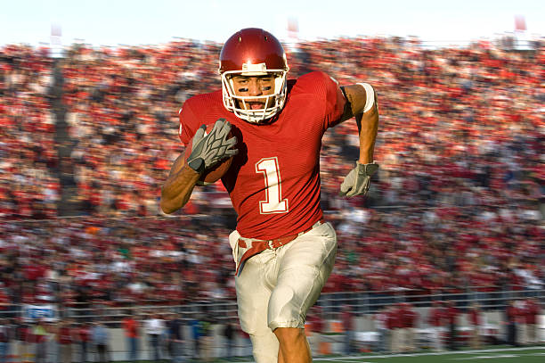 running back de futebol corrida de velocidade para baixo no campo - american football imagens e fotografias de stock