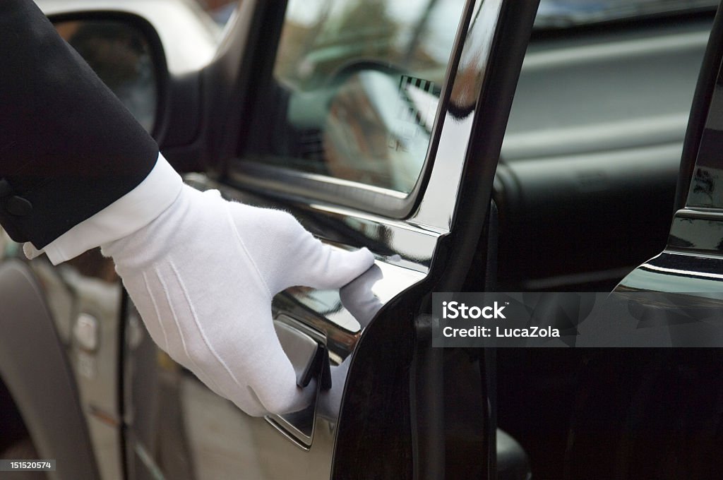 Blanc habillés en uniforme d'excellence d'autrefois à la main, ouverture de porte - Photo de Limousine - Voiture libre de droits
