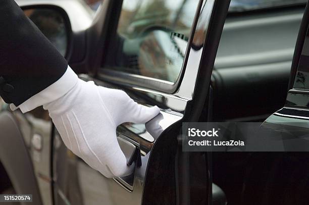 Photo libre de droit de Blanc Habillés En Uniforme Dexcellence Dautrefois À La Main Ouverture De Porte banque d'images et plus d'images libres de droit de Limousine - Voiture