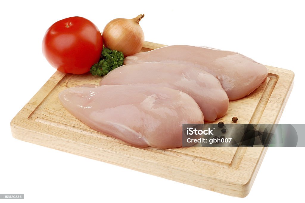Materias primas pollo brests en tabla de cortar - Foto de stock de Pechuga de pollo libre de derechos