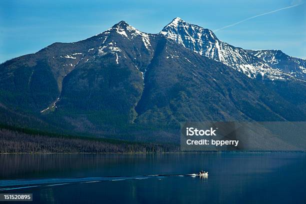 Lago Mcdonald Barco Pesquero Parque Nacional De Los Glaciares Montana Foto de stock y más banco de imágenes de Agua