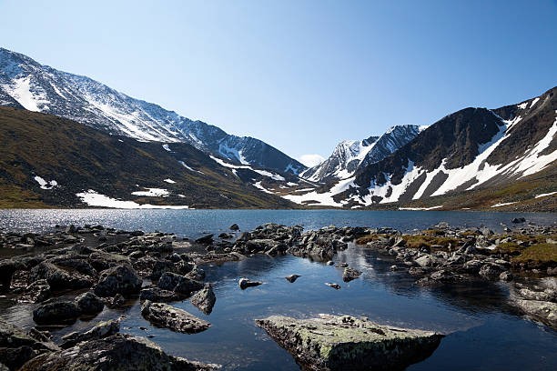 lago montanhas rochosas - montes urales - fotografias e filmes do acervo