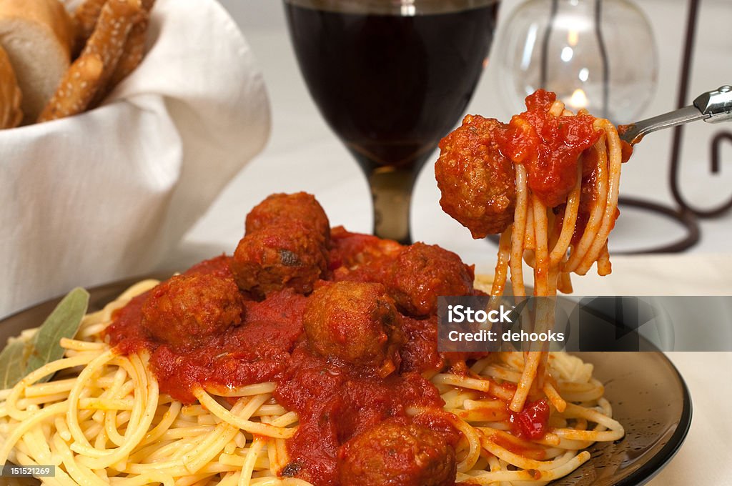 Спагетти с фрикадельками - Стоковые фото Фрикаделька роялти-фри