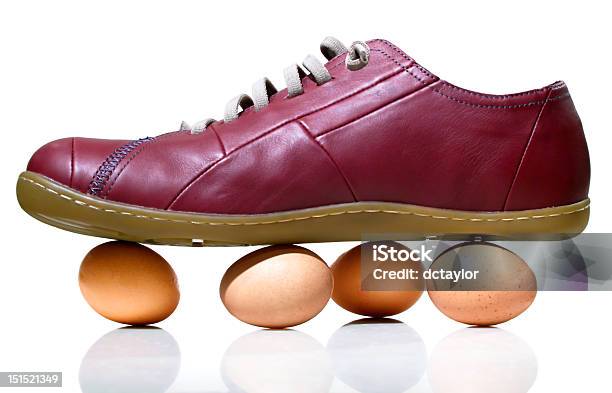 Walking On Eggshellsmodo Di Dire Inglese - Fotografie stock e altre immagini di Accudire - Accudire, Ansia, Composizione orizzontale