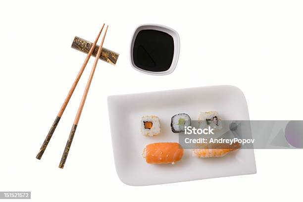Cinque Involtini Di Sushi E Bacchette Cinesi - Fotografie stock e altre immagini di Alimentazione sana - Alimentazione sana, Bacchette cinesi, Bastone