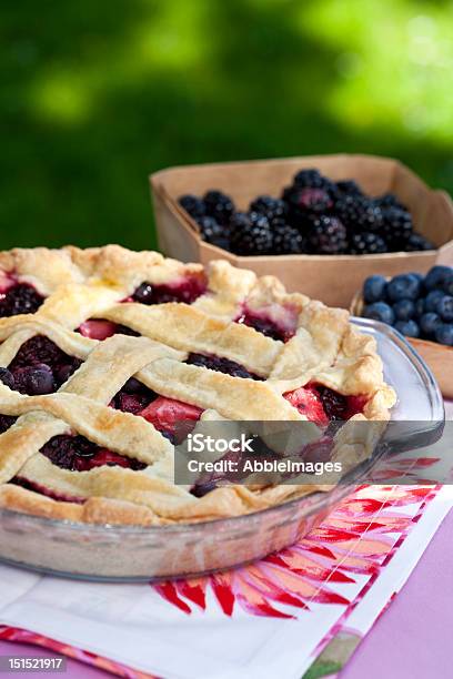Gemischte Berry Pie Stockfoto und mehr Bilder von Beere - Obst - Beere - Obst, Bildschärfe, Dessert
