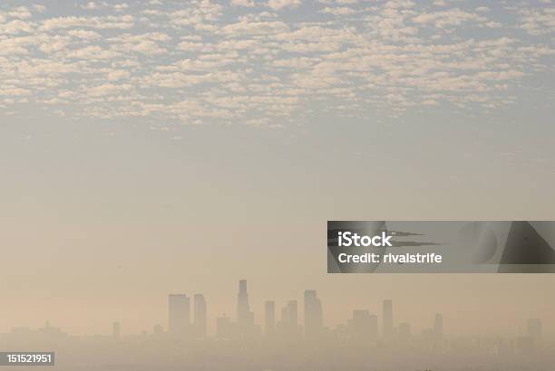 Foto de Nevoeiro Vista Para O Horizonte Do Centro De Los Angeles e mais fotos de stock de Califórnia