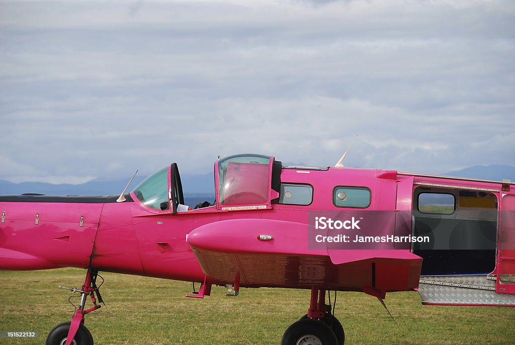 Rosa Tírate en paracaídas avión - Foto de stock de Aire libre libre de derechos