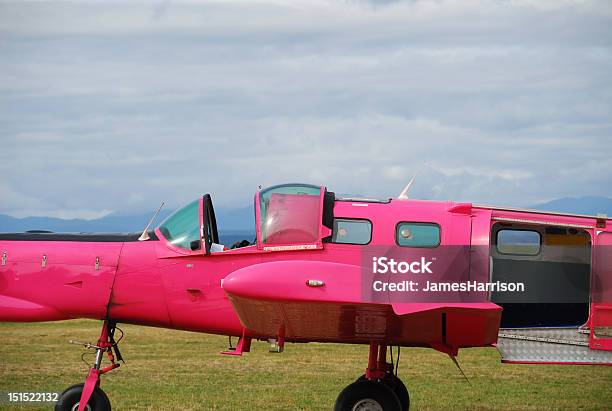 Rosa Tírate En Paracaídas Avión Foto de stock y más banco de imágenes de Aire libre - Aire libre, Cabina de mando, Campo - Tierra cultivada