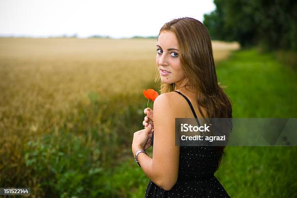 Dziewczyna Posiada Poppy - zdjęcia stockowe i więcej obrazów Dorosły - Dorosły, Fotografika, Horyzontalny