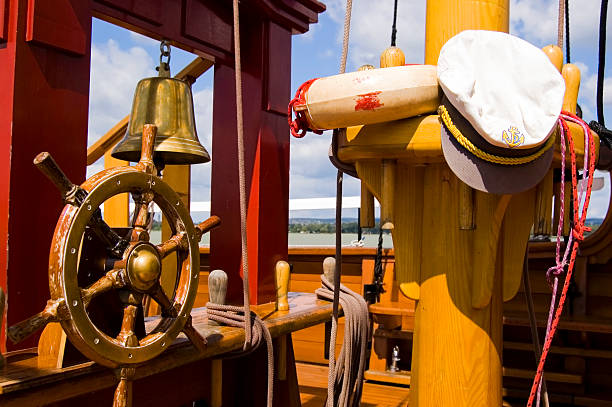 ruota e bell - caravel nautical vessel sailing ship passenger ship foto e immagini stock