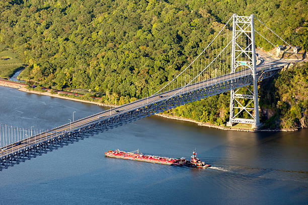 barcaza presionado el río hudson - bear mountain bridge fotografías e imágenes de stock