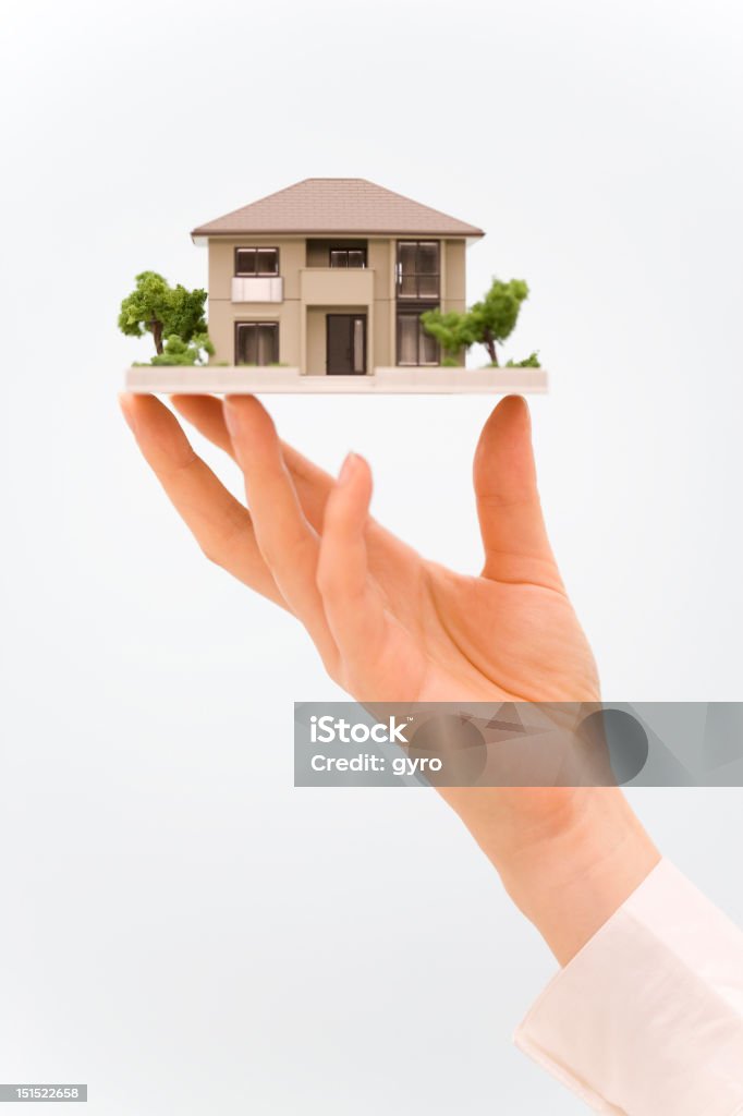 Casa modelo com uma mão - Royalty-free Adulto Foto de stock