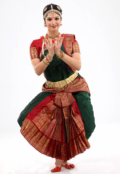 indische frauen performing dance - bharatanatyam stock-fotos und bilder