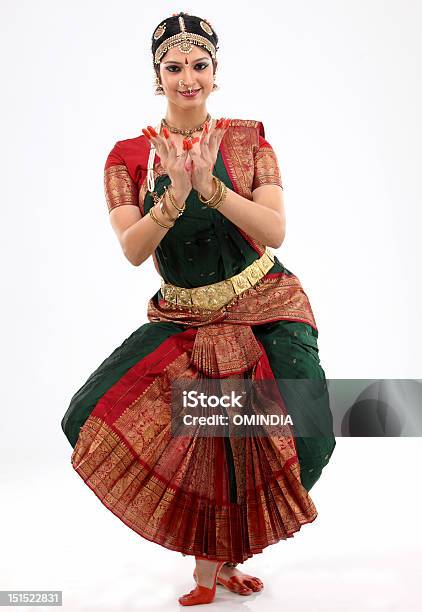 Indian Hembra Escénicas De Danza Foto de stock y más banco de imágenes de Bailar - Bailar, Cultura hindú, Danza Bharatanatyam