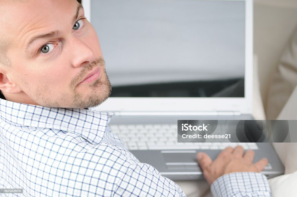 Mann mit Laptop - Lizenzfrei Das Innere nach außen gekehrt Stock-Foto