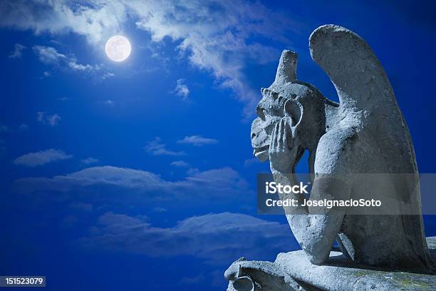 Foto de Chimera De Notre Dame Olhando Para A Lua e mais fotos de stock de Gárgula - Gárgula, Noite, Paris