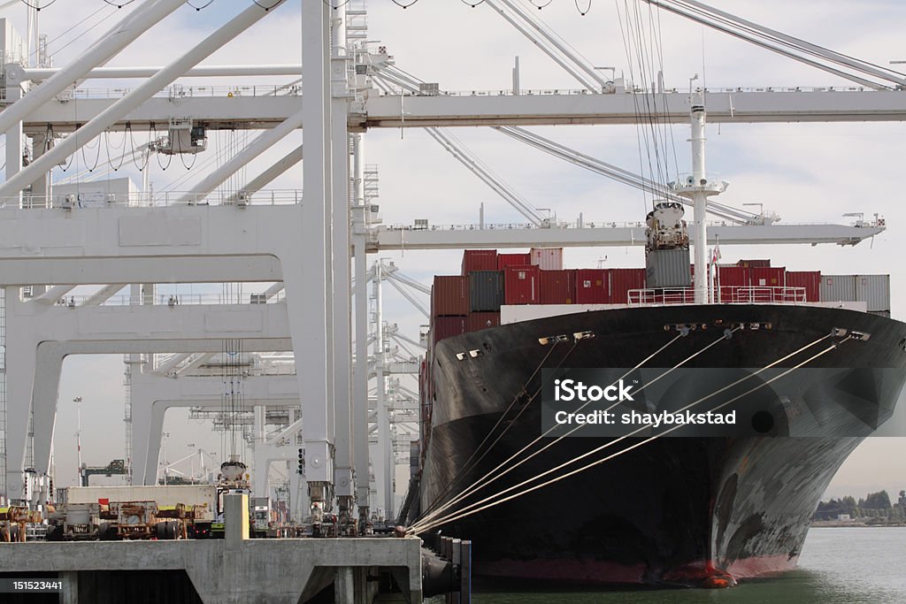 Cargoship descarga en West Coast muelle de carga - Foto de stock de Muelle comercial libre de derechos