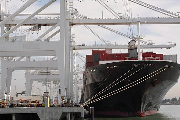 cargoship décharger cargo au port de la côte ouest - oakland california commercial dock harbor california photos et images de collection