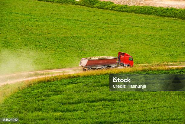 Loaded Rote Lkw In Aktion Stockfoto und mehr Bilder von Aktivitäten und Sport - Aktivitäten und Sport, Ausrüstung und Geräte, Baugewerbe