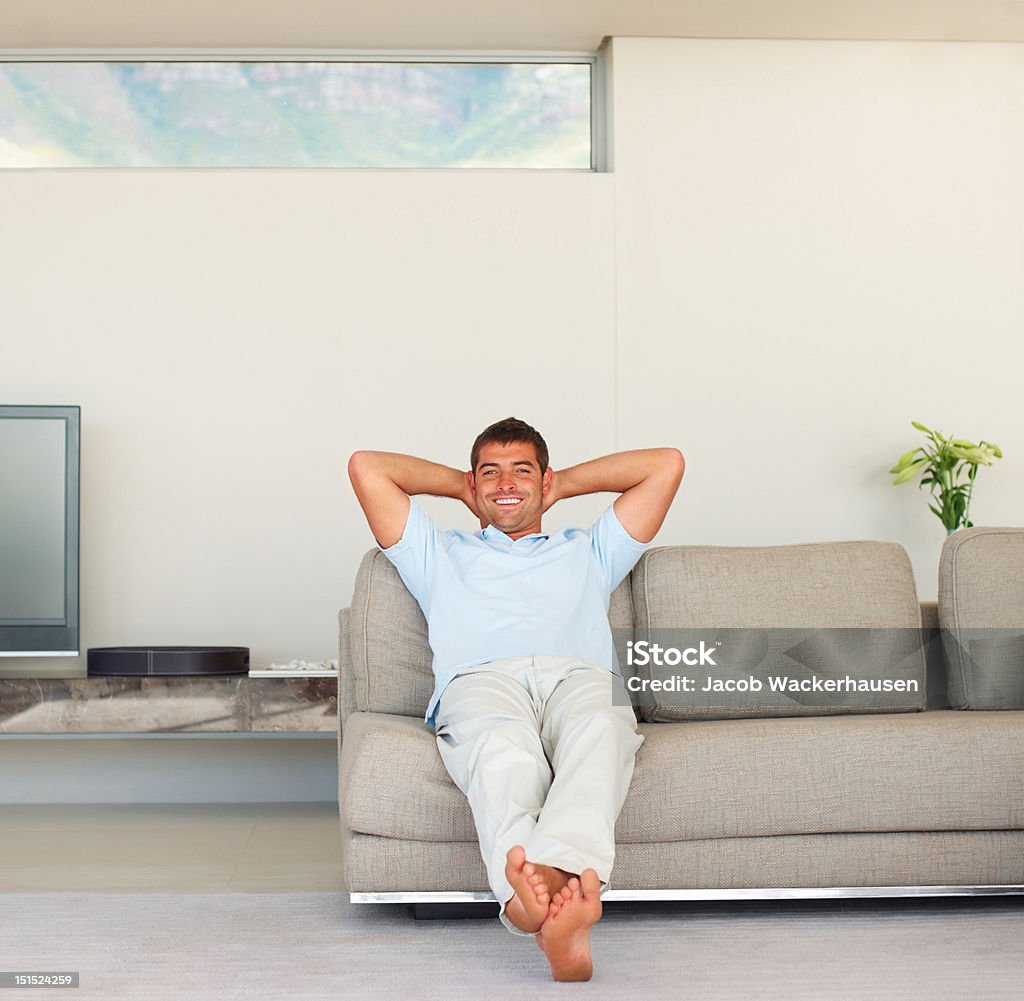 Glücklicher junger Mann Entspannen auf der couch zu Hause - Lizenzfrei Sofa Stock-Foto