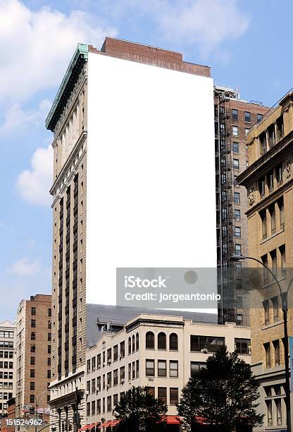 Photo libre de droit de Grand Panneau Daffichage Dans La Ville banque d'images et plus d'images libres de droit de Panneau d'affichage - Panneau d'affichage, Vertical, New York City