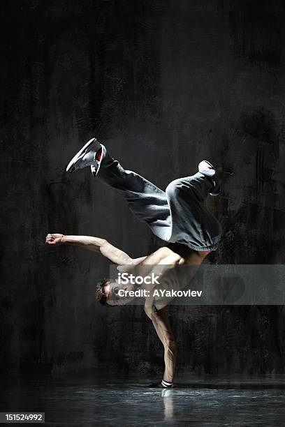 Foto de A Dançarino e mais fotos de stock de Acrobata - Acrobata, Adolescente, Adulto