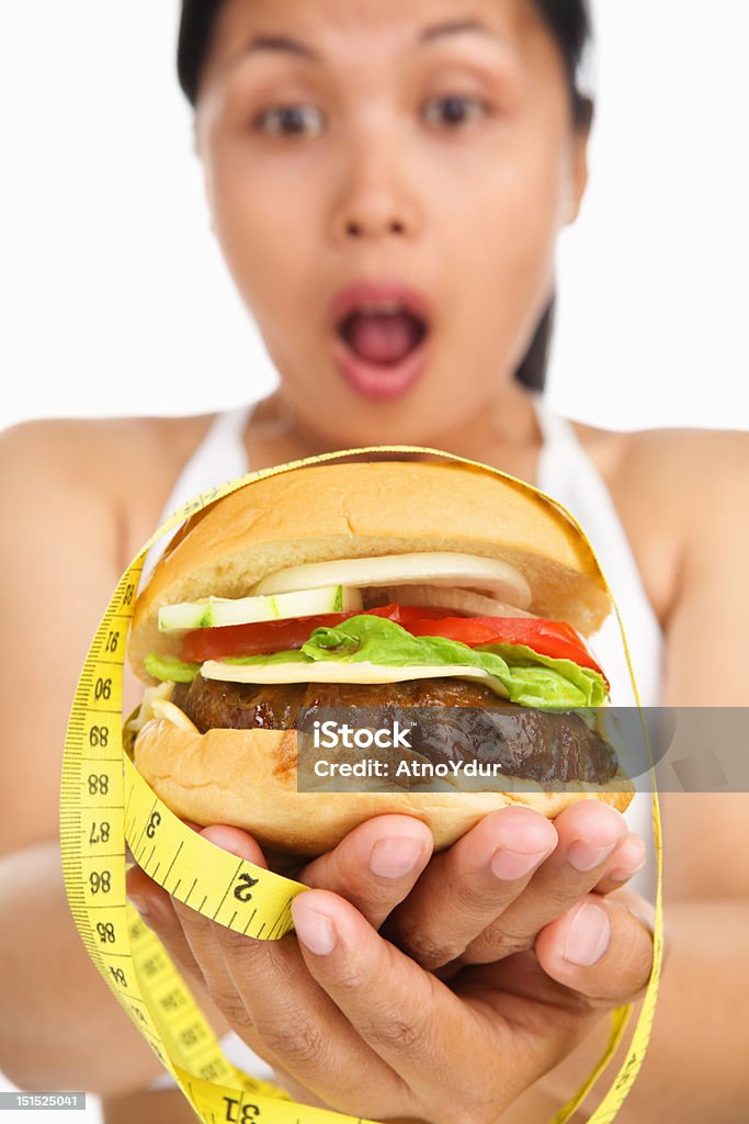 Con hamburger con Metro a nastro intorno - Foto stock royalty-free di Adulto