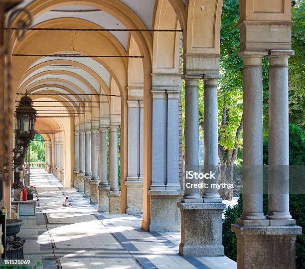 Foto de Cemitério Mirogoj Zagreb e mais fotos de stock de Antigo - Antigo, Arcada, Arco - Característica arquitetônica