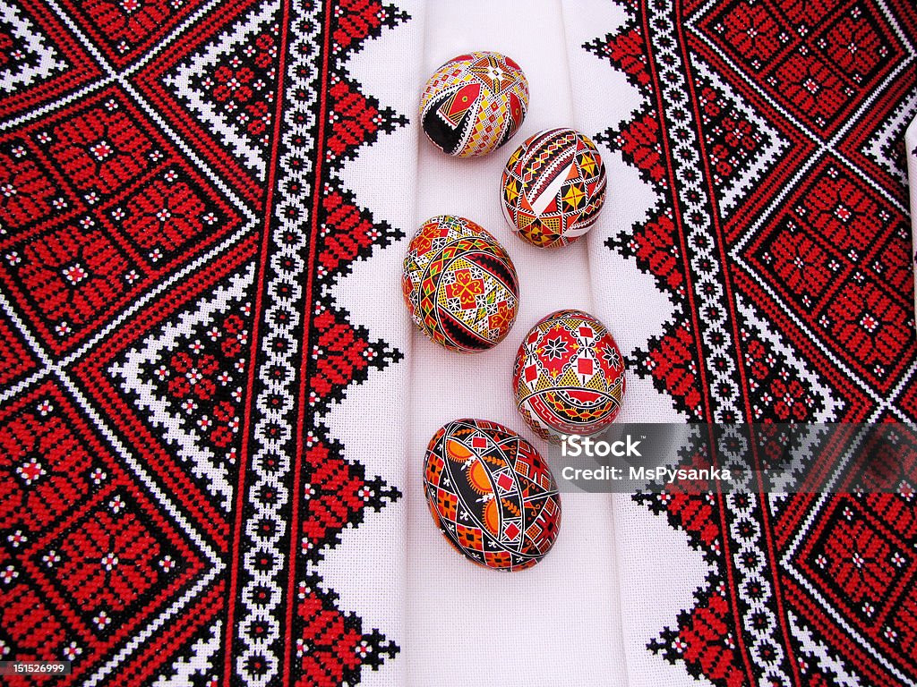 Huevos de Pascua con tradicional Pysanky bordado - Foto de stock de Bordado libre de derechos