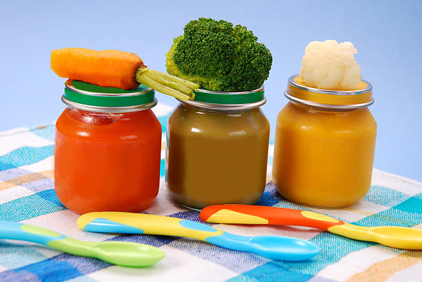 nourriture pour bébé en pots - baby carrot photos et images de collection