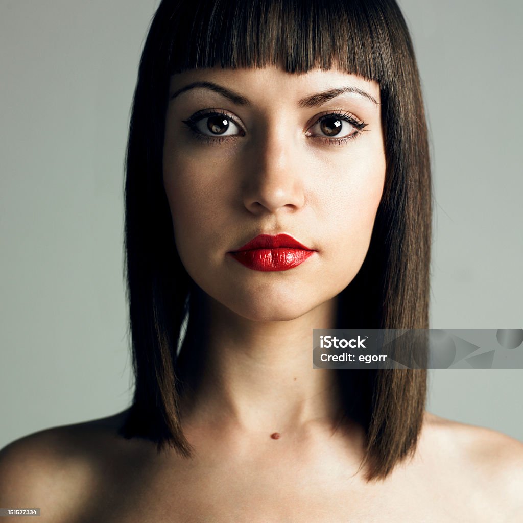 Młoda Piękna kobieta z ściśle fryzurę - Zbiór zdjęć royalty-free (Grzywka)