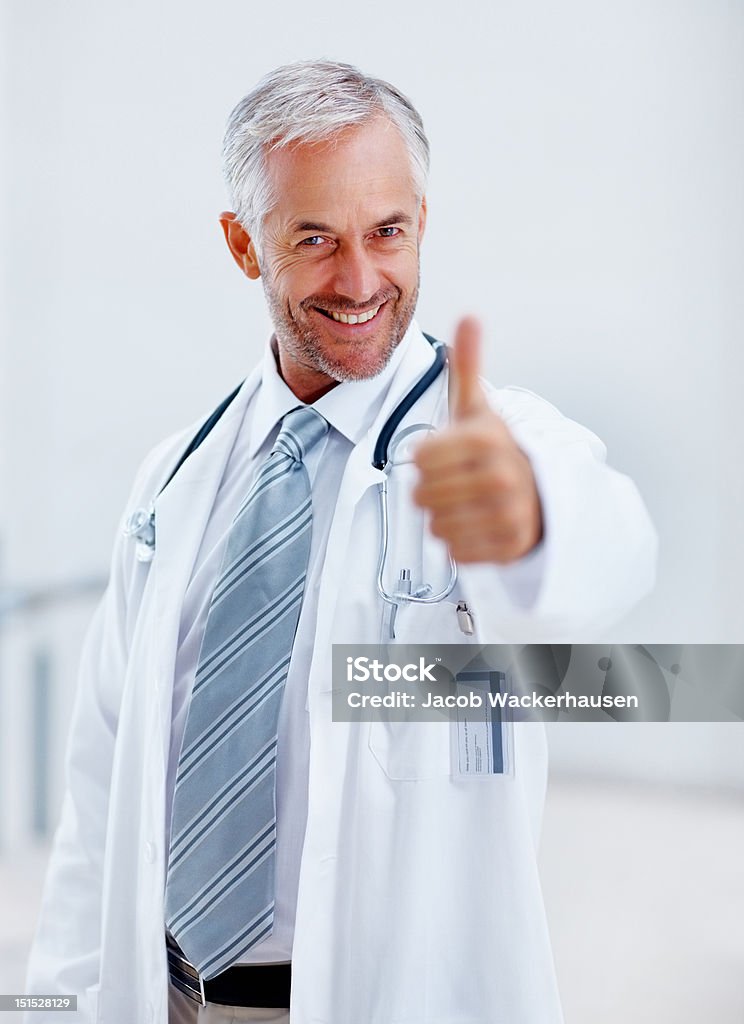 Feliz macho maduro médico mostrando sinal de polegar para cima - Royalty-free Contente Foto de stock