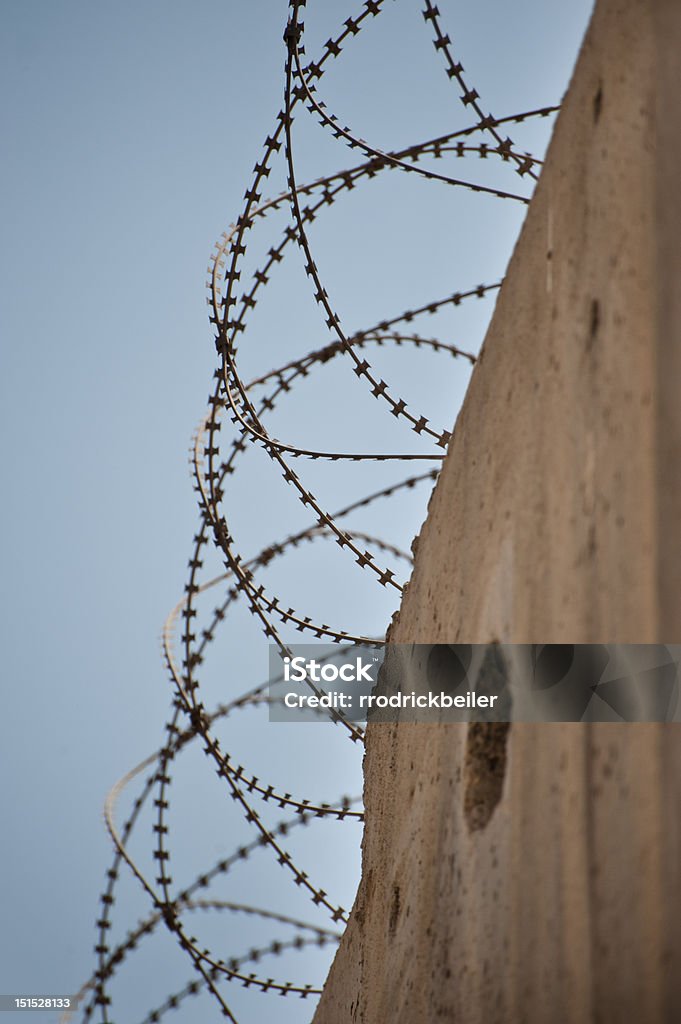 Arame farpado na parede de separação de Israel - Royalty-free Apartheid Foto de stock