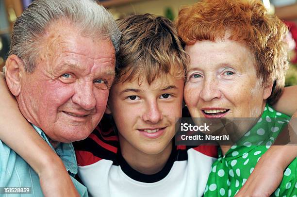 Nonni Con Nipote - Fotografie stock e altre immagini di Adulto - Adulto, Allegro, Amore