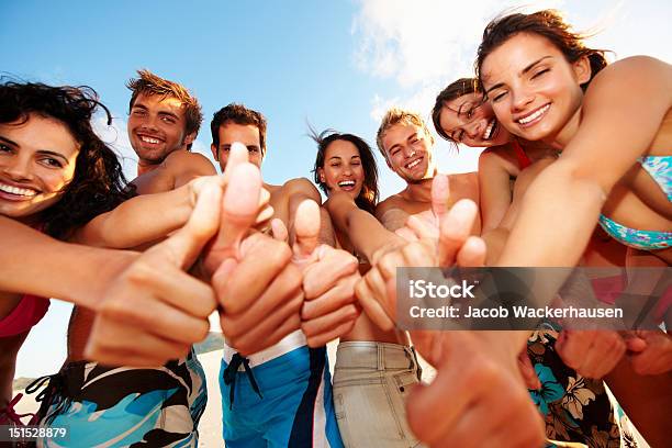 幸せな若い男性と女性を示す親指を立てる - 20-24歳のストックフォトや画像を多数ご用意 - 20-24歳, 20代, カメラ目線